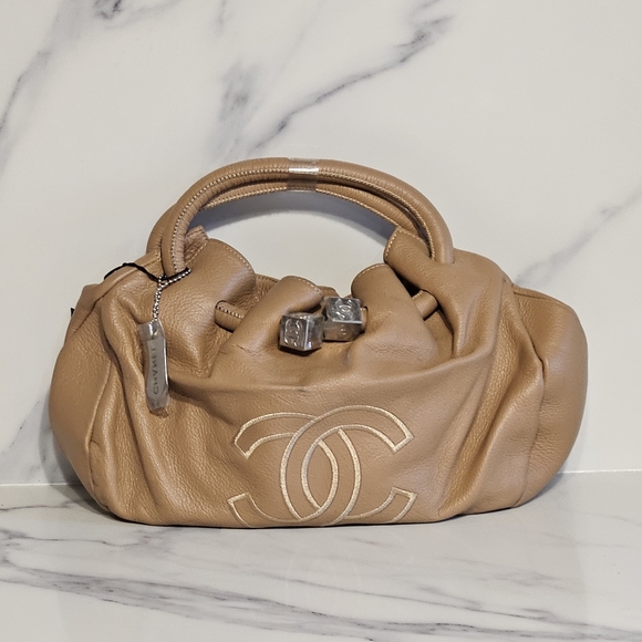 Iconic Tan Women's Leather Hobo Handbag - Picture 2 of 5